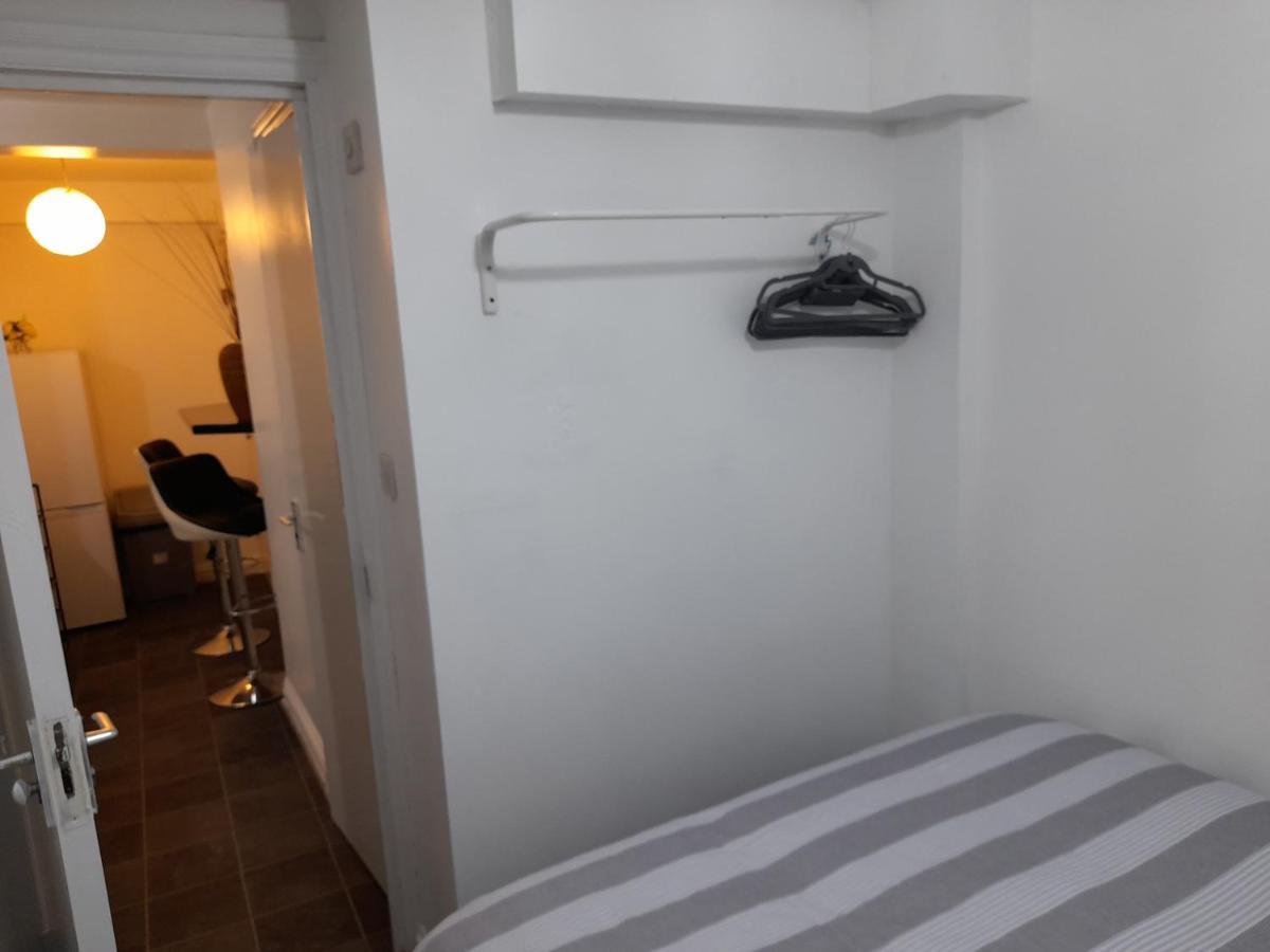 Zest Apartment Two Манчестър Екстериор снимка